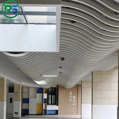 2Modern ve basit dekorasyon için kırmızı şaraplı asılı metal tavan